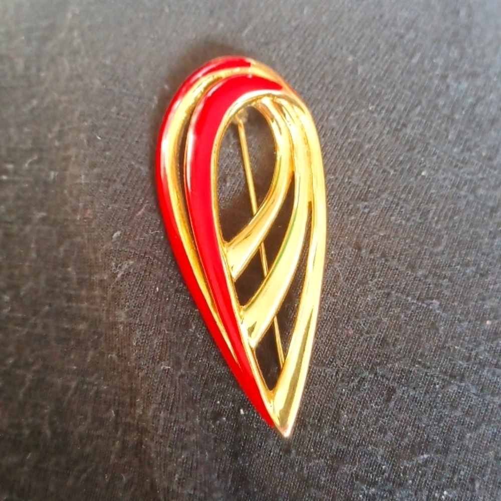 Vtg Red Enamel Ribbon Gold Tone Signed Trifari Brooch Pin